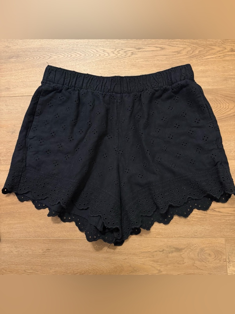 Abercrombie & Fitch Womens Shorts
Linen Blend
Eyelet Pattern 
Scalloped Hem
Sz L